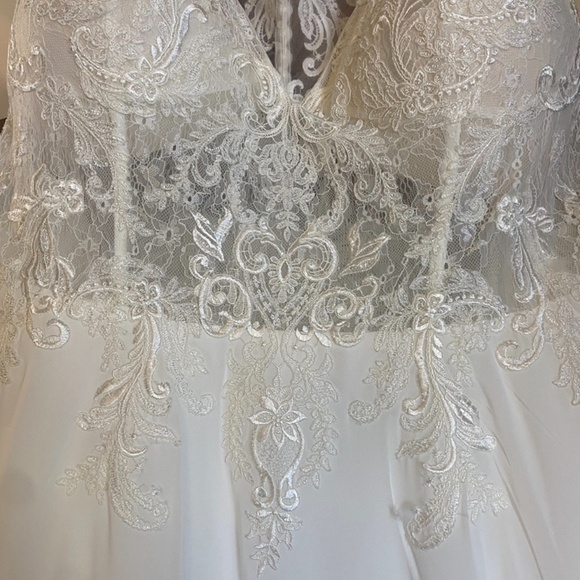 ENCHANTING BY MON CHERI PLUS SIZE WEDDING GOWN SIZE 22 NWT - Picture 5 of 10